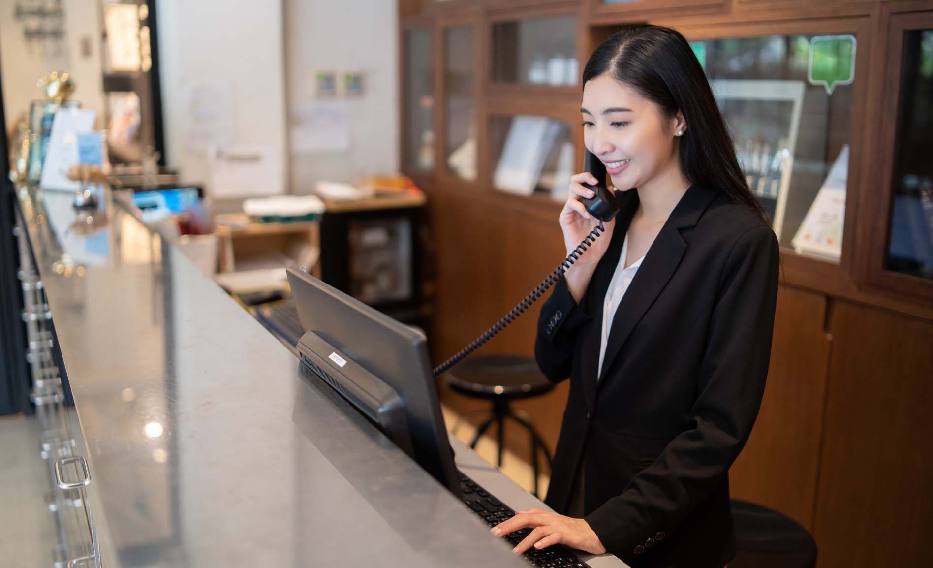 “Polished Presence at the Front Desk – Find Reception Experts Now”